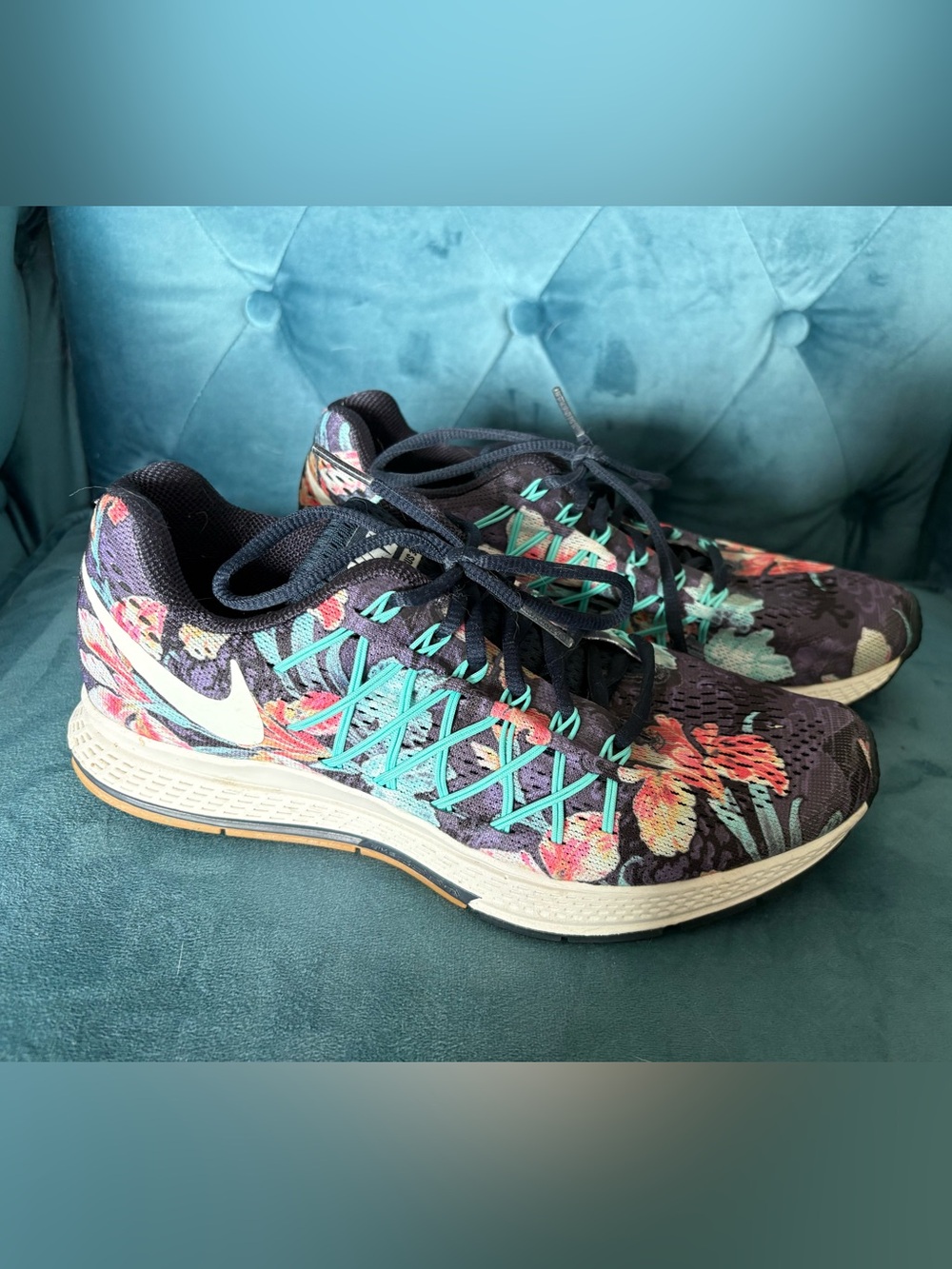Nike Women's Floral Running Sneakers in Navy with Teal Details size 8